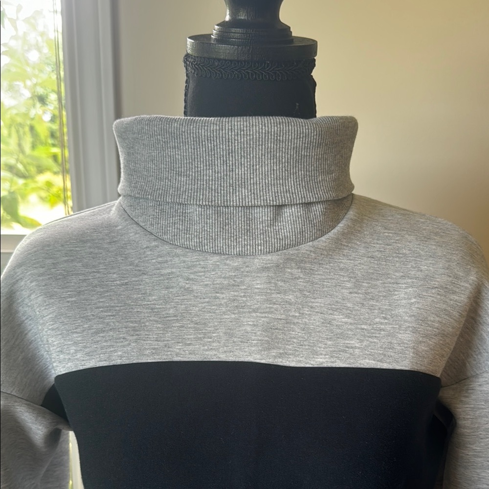 New Balance Gray and Black High Neck‎ Crop-top Sweatshirt Size Medium - Picture 6 of 11